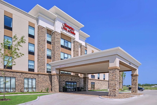 Hampton Inn and Suites Altoona-Des Moines by Hilton image 1